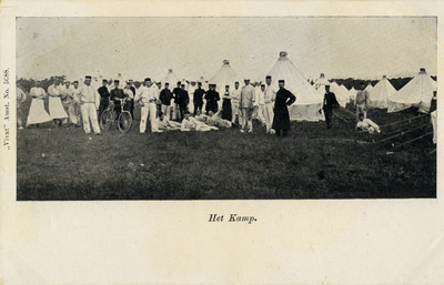 16156 Gezicht op enkele tenten in het Kamp van Zeist te Zeist; met op de voorgrond een groep militairen.